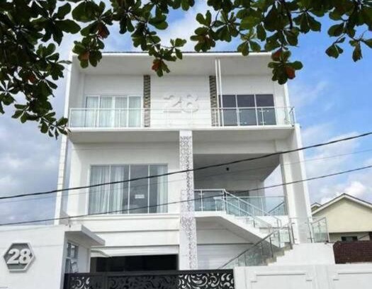 Padang House | Disewakan Rumah 3 Lantai View Laut