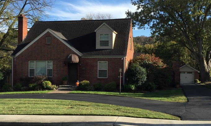 Lynchburg House | Distiller's Cottage -walking distance to the Distillery-Pet friendly