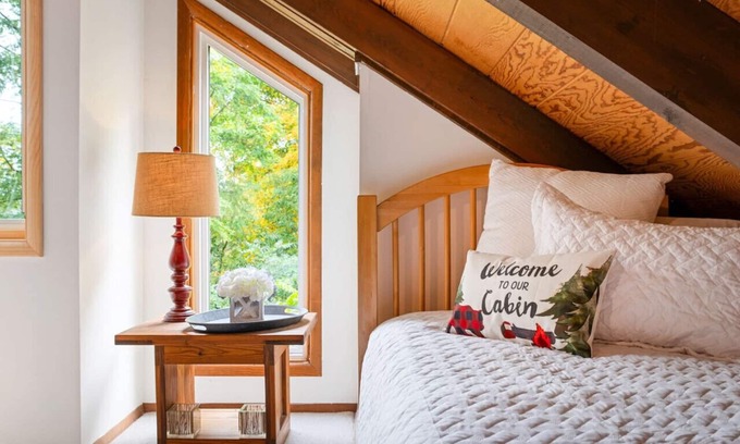 Basye Cabin | Dog Friendly 3BR/2BA with Loft and Mountain Views