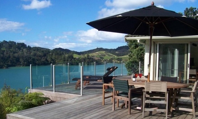 Russell House | Dog Friendly ABSOLUTELY WATERFRONT STUNNING VIEWS Free Kayaks, Free Boat Mooring