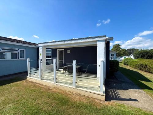 Oulton Broad Ski Chalet | Dog Friendly Chalet With Outdoor Seating At Broadland Park And Marina Ref 12050B