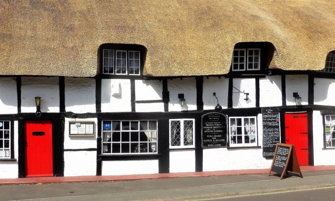 New Forest District Apartment | Dog friendly first floor apartments in historic thatched cottage in New Forest