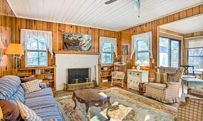 Hendersonville Cabin | Dog-Friendly Hendersonville Cabin: Deck & Views