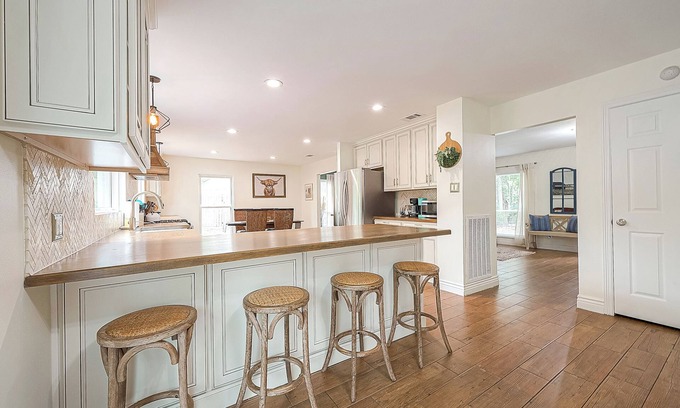 Grogan's Mill House | Dog Friendly & just one mile to Woodlands Town Center!