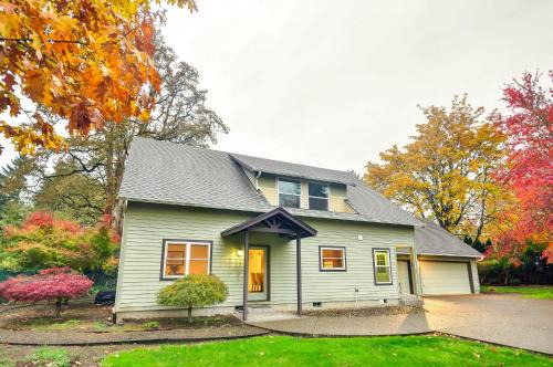Oak Grove House | Dog-Friendly Milwaukie Home 9 Mi to Dtwn Portland