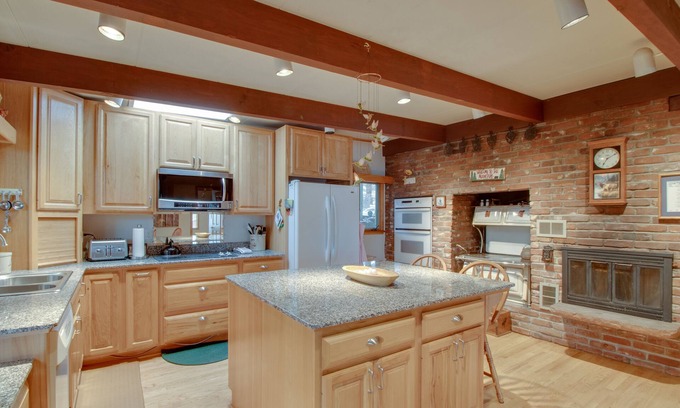 Lyons House | Dog-friendly mountain haven with full kitchen, furnished patio, & forest views