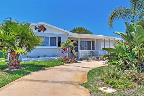 Brendale Heights House | Dog-Friendly Ormond Beach Bungalow with Patio!