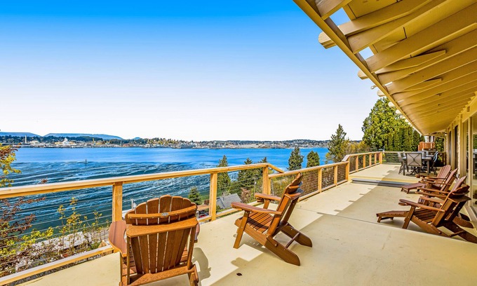 Retsil House | Dog-friendly retreat - huge deck w/panoramic sound views & jetted tub