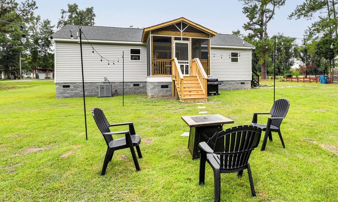 Russellville House | Dog Friendly, Screened Porch: St Stephen Retreat!