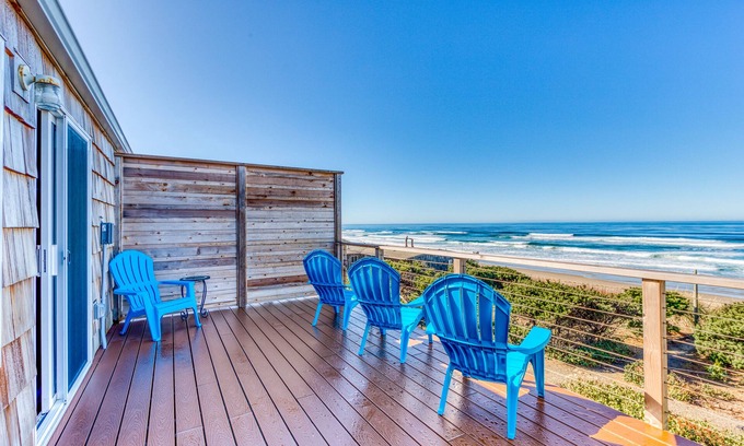 Edgewater Shores Cottage | Dog-friendly waterfront cottage getaway - walk to the beach