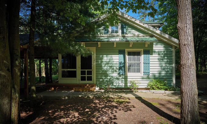 Fennville House | Dollybrook 2: Community pool, close to wineries, large groups welcome