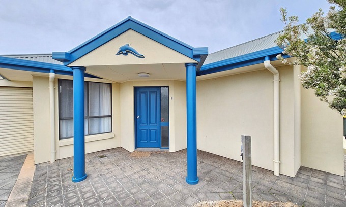 Waterhouse House | Dolphin Court - Park your car and walk to all that Robe has to offer