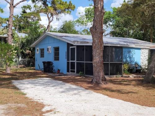 Bonita Shores House | Dolphin Updated Cottage On River - 1 Mile to Beach Kitchen Washer Dryer
