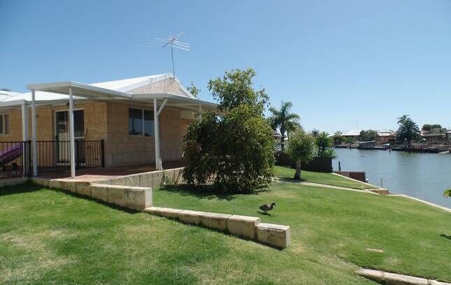South Yunderup House | Dolphin View Cottage - Absolute Waterfront