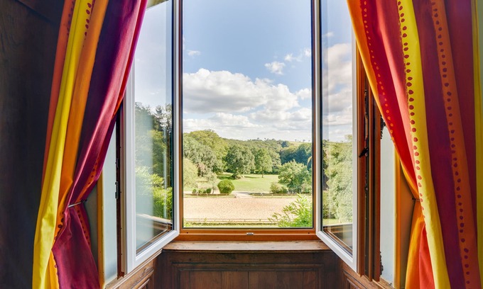 Le Truel Bed & Breakfast | Domaine de Linars ☆ La chambre du Roi ☆ XIXe ☆ view south meadows and forests