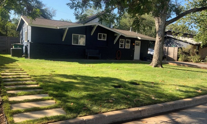 South Manchaca House | Don’t Mess With Texas! 3-Bedroom house in lovely South Austin with ice cold AC!