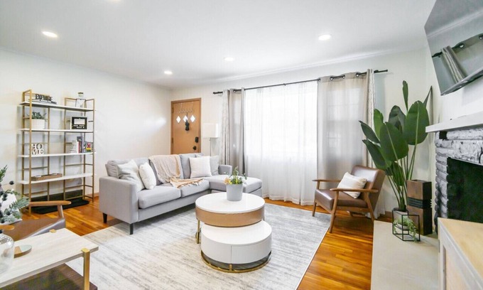 Columbus House | Dorothy Den - Boho Home w/Garage