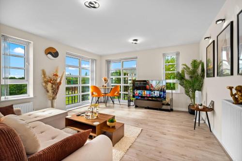 Moffat Apartment | Dote Haven Stylish 2 Bed Apartment - Free Parking and Free High Speed WIFI