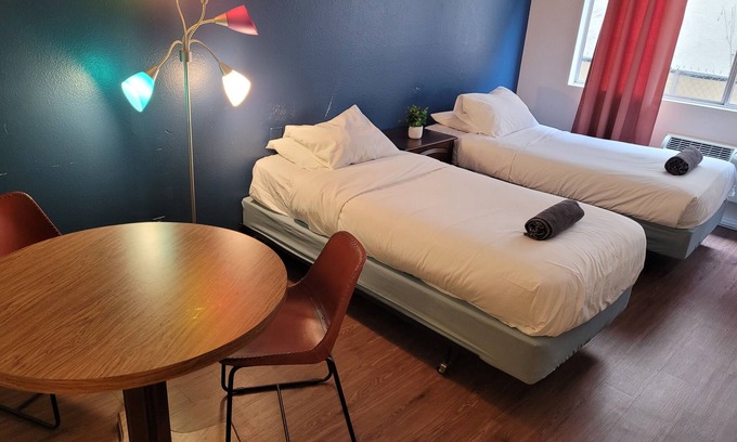 Pico - Robertson Apartment | Double Bed Unit with AC and Wifi in Beverly Hills