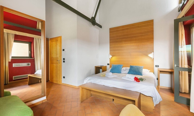 San Benedetto di Lugana Hotel | Double Deluxe Tulipano - Almavite, Desenzano Del Garda, Italy