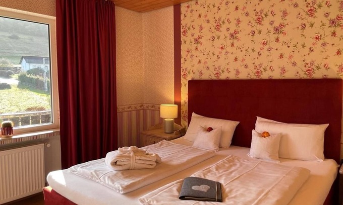 Meerfeld House | Double room "Stork's Nest" shower/WC/balcony - NaturPurHotel Maarblick