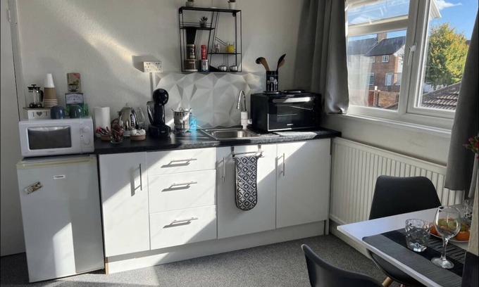 Mawneys House | Double room with a small kitchen