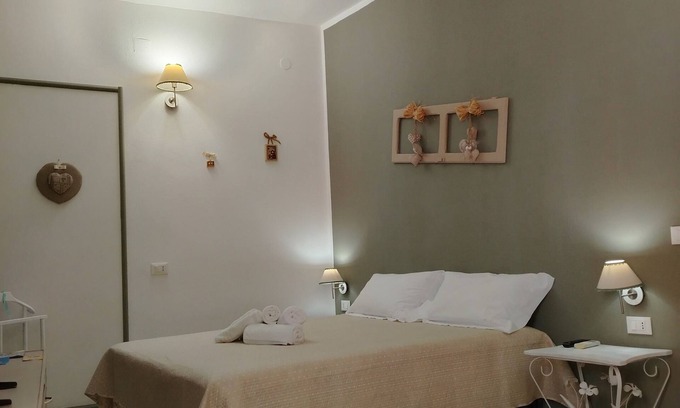 Sant'Antioco Apartment | Double room with private bathroom