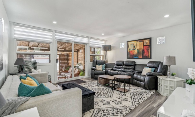 Hillhurst House | Double suite in the heart of DT Sleeps 15!