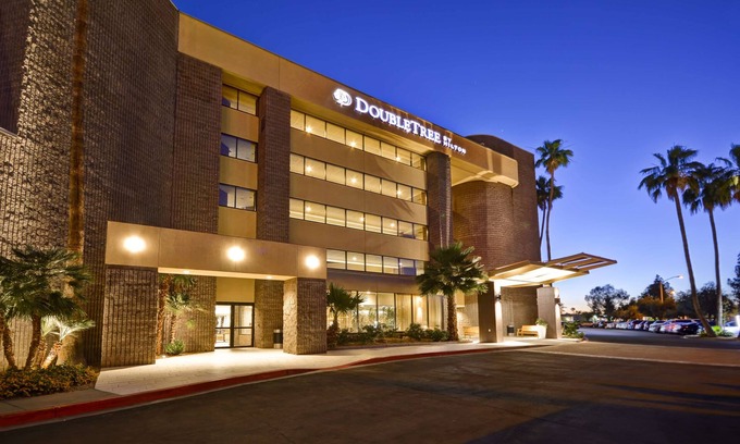 North Mountain Hotel | DoubleTree by Hilton Phoenix North