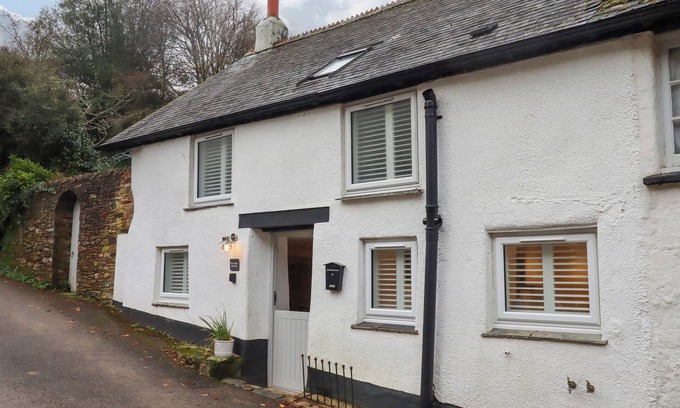 Totnes Cottage | DOVE COTTAGE, pet friendly, character holiday cottage in Totnes