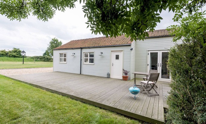 Louth Cottage | DOVE FARM COTTAGE, pet friendly, with a garden in Louth