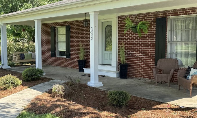 Flora House | Down on the CornernIn the heart of Flora with great outside space!