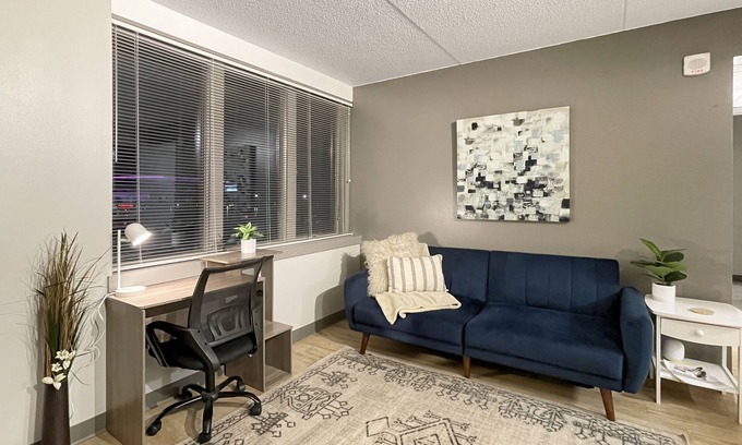 Downtown Des Moines Apartment | Downtown 1BR by Steps from Wells FREE PARKING