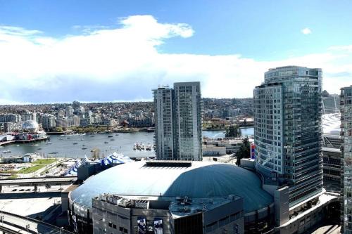 Crosstown Apartment | Downtown 3br/2ba+Views+Skytrain+Free Parking