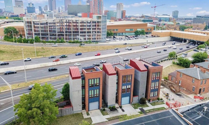 Italian Village House | Downtown 4BR, Hot tub, Rooftop Deck – 1 Block to High St, Walk to Convention Ctr