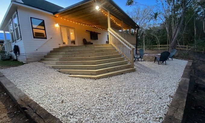 Brenham Cottage | Downtown Cottage by the Creek
