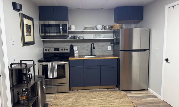 Lee Apartment | Downtown Gateway to the Berkshires. Walk to Everything.