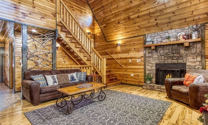 Hemlock Hills Cabin | Downtown Gatlinburg Cabin – Hot Tub, Spacious 3BR & Family-Friendly Amenities