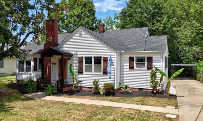 Greer House | Downtown Greer House walkable to shops, restaurants and park. Fenced in backyard
