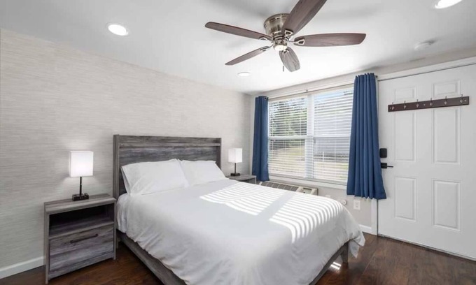 Kimmswick Condo | Downtown Kimmswick Room~Renovated~Prime Location