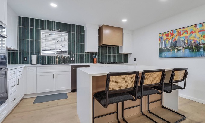 Rosewood House | Downtown Retreat - Cul-de-sac