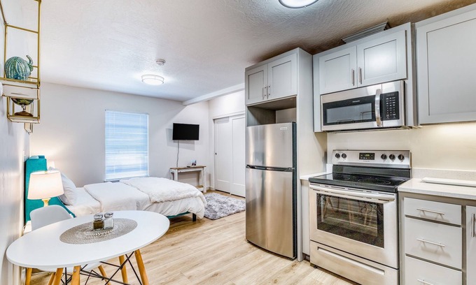 Eugene Apartment | Downtown studio - walk to University - full kitchen, dog-friendly, washer/dryer