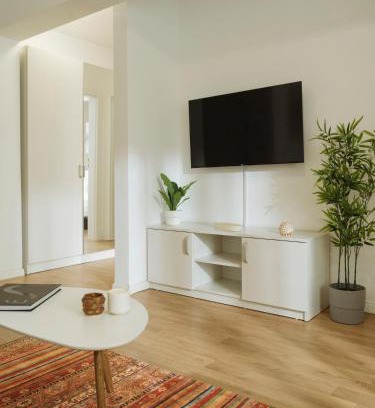 Bucharest Apartment | Downtown Tineretului Central Oasis -1min Metro Station -Self Check-in-