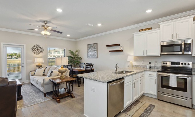 South Pensacola House | Downtown Townhome l Community Pool l Great for Families l 10 Minutes to NAS Pensacola l Fast WiFi