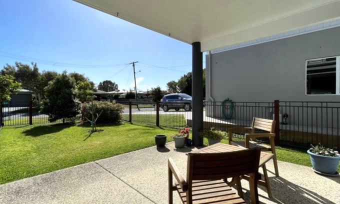 Golden Beach House | Drakes Hideaway - Pet friendly 3 bedroom unit on the ground floor
