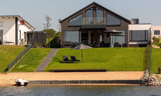 Lobnitz House | Dream house on the lake, private beach, sauna, fireplace, whirlpool tub, balcony, near Leipzig