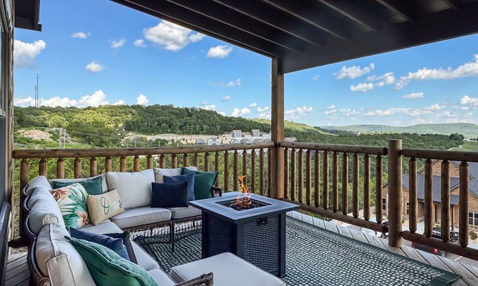 Table Rock Cabin | Dreamweaver Cabin | 180 degree views, Hot tub, Dog-friendly, Pickleball