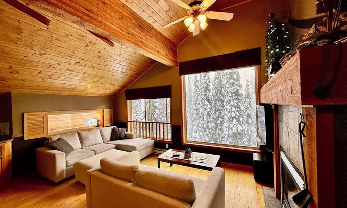 Snow Pine Estates Ski Chalet | Dreamy Big White Chalet ski in/ski out with Hot Tub