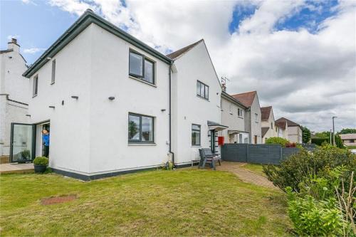 Colinton House | Dreghorn House 5 b-rooms 9 beds 3 toilets 2 showers,1 bath 2 receiption Secure free Parking 233 Wifi