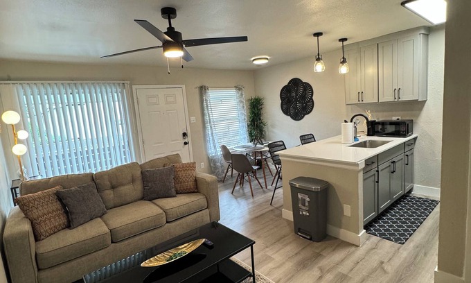 Park Central Apartment | DT Dallas Cityscape Chic l 1BD